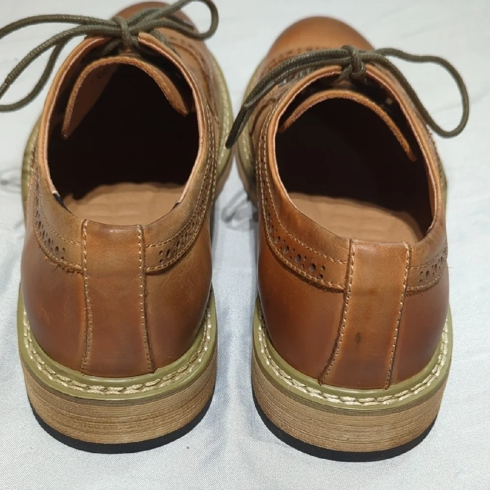 Brown Leather Oxford Shoes with Lace-Up Design
